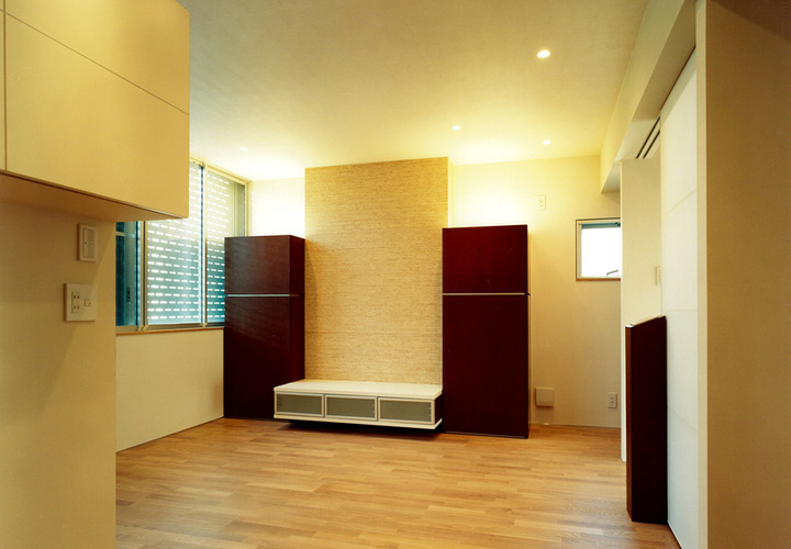 造作テレビボードの上を、アッパーライトが神々しく光るリビング