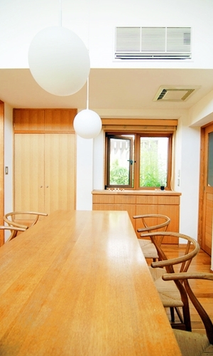 ダイニングより光井戸を見る