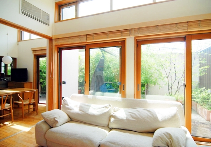 リビングよりダイニングキッチンを見る