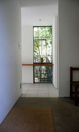 光の差し込む玄関