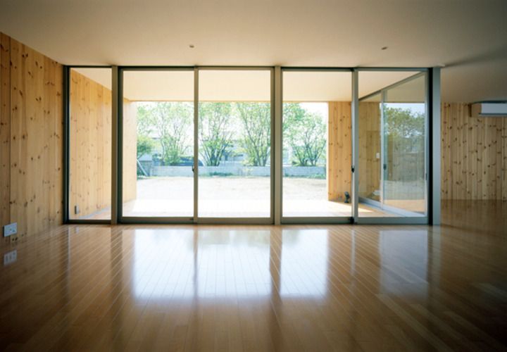 構造体の無垢の木質パネルを内装材としても利用
