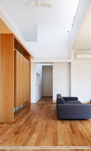 吹き抜けよりやわらかなひかりが注ぐリビング