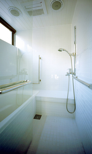 腰掛けを設けた入りやすい浴槽