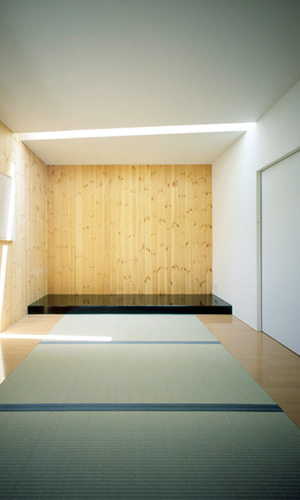 和室の上部にスリットのトップライト