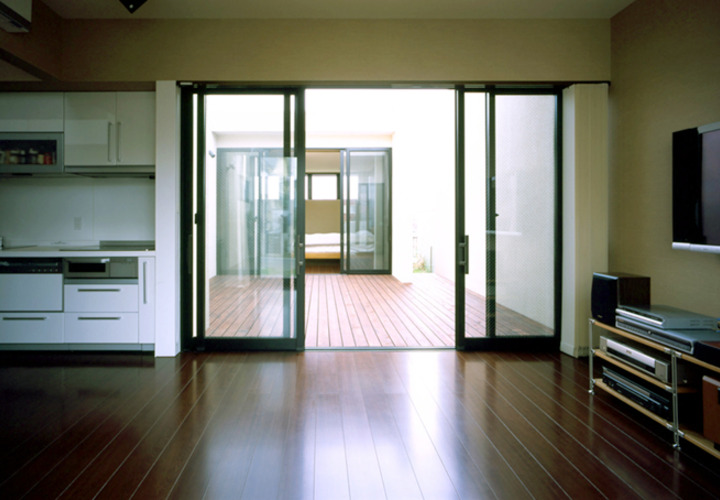 室内とフラットなテラスを利用し、車椅子で回遊