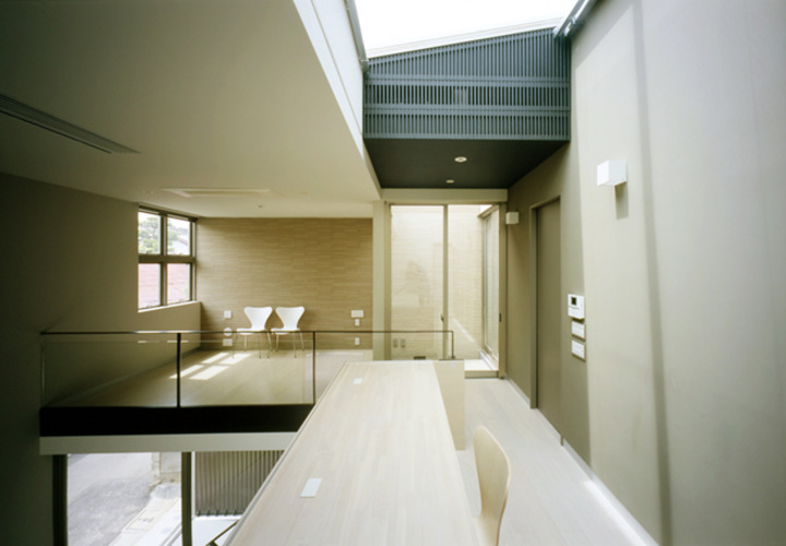 自然に寝室にいる家族の気配を感じられる書斎