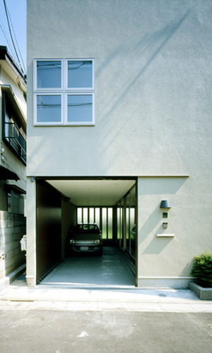 玄関を兼ねたビルトインガレージ