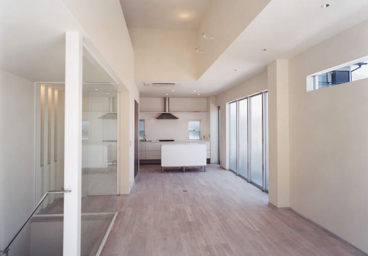 外部からの視線はフロストガラスで抑えめに、内部はクリアガラスで広さをアピールしたＬＤＫ