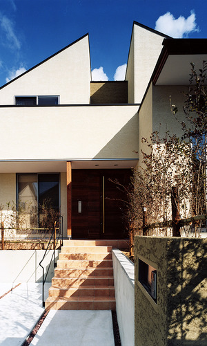 景色とのバランスがよい、半階上がったところにある玄関