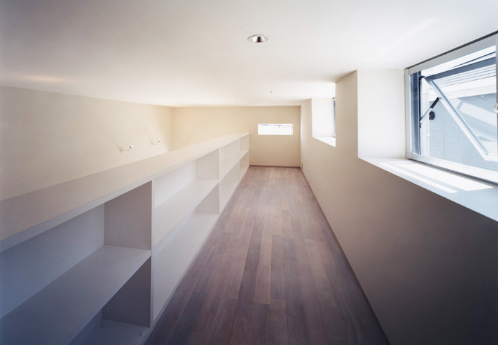 トップライトから気持ちのよい光を取り入れた、通気性のよい明るいロフト収納場所