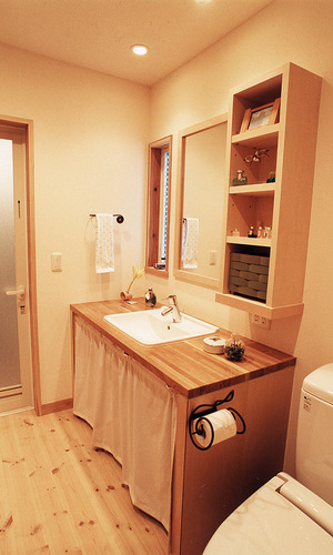 縦長の窓・鏡・収納の枠の太さを揃えた、統一感のある温かみのある洗面所