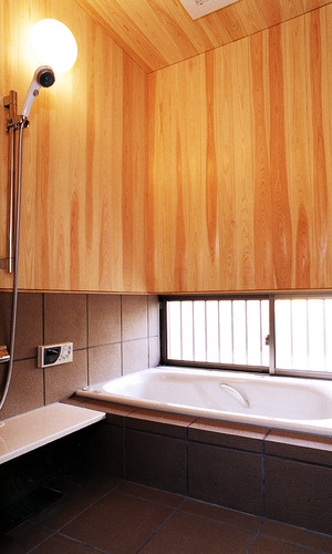 タイルと木をバランスよく配置した、換気も抜群な浴室