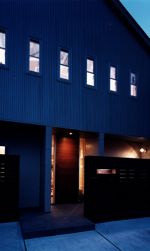 気持よい間隔で小窓から見える暖かい光が、オシャレな工場のように見える外観