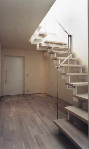 色合いは控えめに、素材はそれぞれに適した材を使用した、美しい玄関ホール