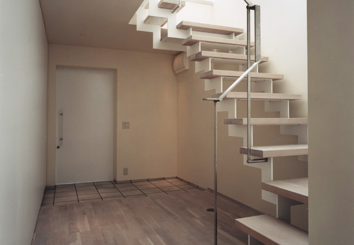 色合いは控えめに、素材はそれぞれに適した材を使用した、美しい玄関ホール