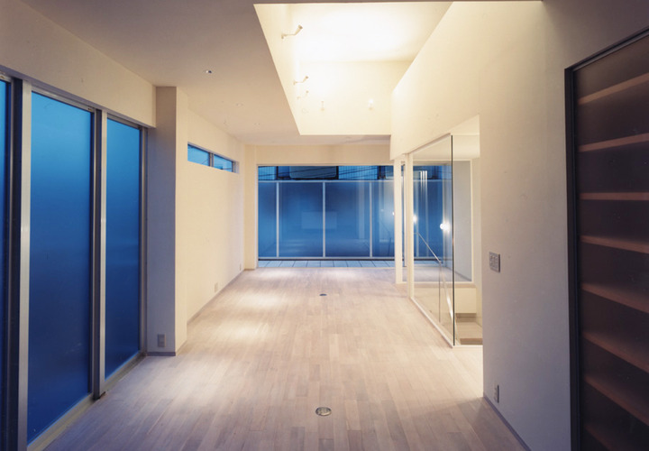 フロストガラスを使用した高さのあるバルコニー手すりが、穏やかで柔らかい光を導いてくる