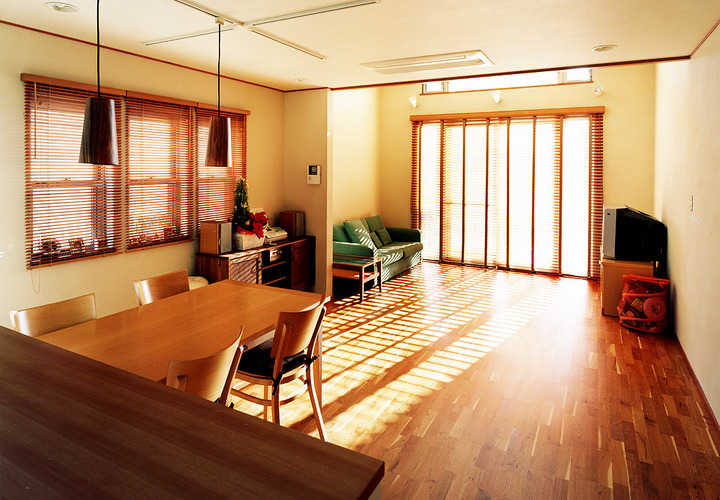 「光」「温」「素材」を生かした空間構成がされているＬＤＫ