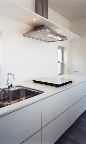 衛生的で広く使い勝手のよい、真っ白でフラットなキッチン