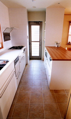 大きめの床タイルを使用し、汚れを気にしないでダイナミックな料理ができるキッチン