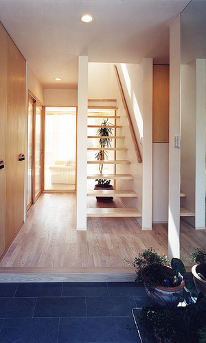 ポリカーボネートでできた各部屋の引き戸から、優しい光が入り込む玄関ホール