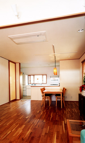 随所に見られるポイントの木材と、味のある木材をフローリングに使用したＬＤＫ