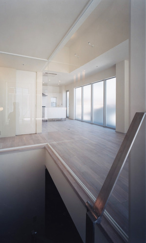 ガラス張りの壁は、部屋を仕切りつつも広さと明るさを感じるＬＤＫ