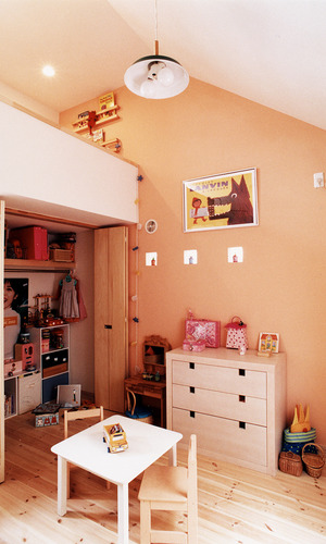 クローゼットも遊び場と化す、ロフト付のかわいらしい子供部屋