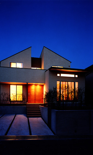 オレンジに輝く蛍のような、自然と調和のとれた夜の外観