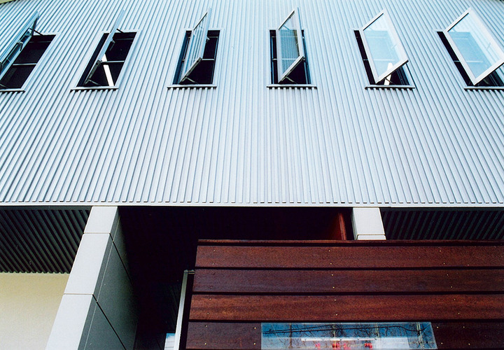 規則正しく並ぶ小窓が、プロダクトデザインの美しさを感じる外観