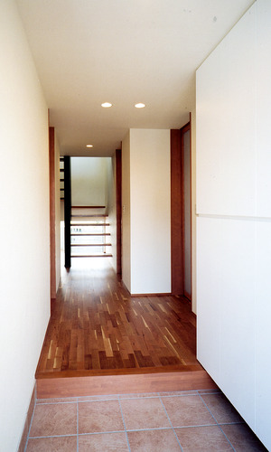 蹴上のない階段から、優しく柔らかな光が玄関ホールまで広がりを見せる