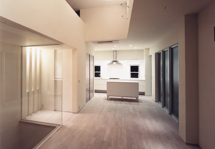 白染色仕上げのフローリングが、フレンチシンプルな大人のＬＤＫを演出している