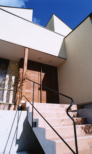 駐車場から玄関に向かう階段には、シンプルで遊びココロで満たされている手すりを