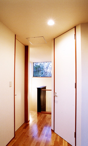 ホッと温かな気持ちになる、白壁に混ざる木の色合いが居心地がよい２階廊下