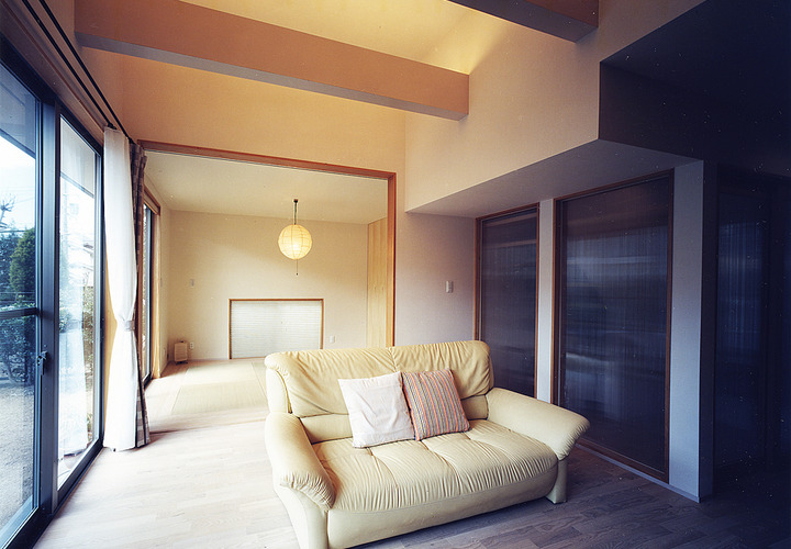 吹き抜けのあるリビングからひと続きでつながる和室は、天井高を抑えてメリハリのある空間に