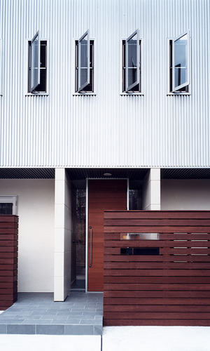 素材や木の塗装にもこだわった、センスが輝くカジュアルな外観