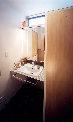 壁面を有効的に利用した、コンパクトな洗面台