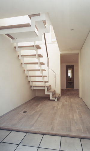 バックシャンまでも美しさを計算しつくした、無駄のない階段