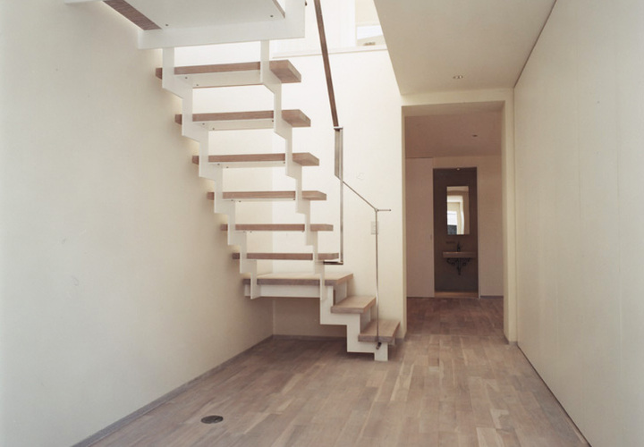 バックシャンまでも美しさを計算しつくした、無駄のない階段