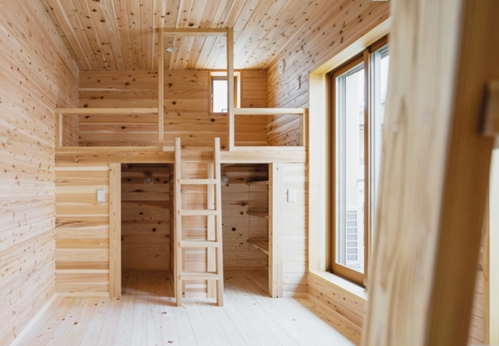 兄弟それぞれのロフトスペースを持つ子供室