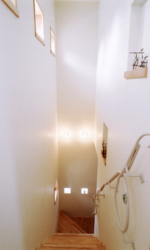 遊び心満載な白いアイアンの手すりが、優しい空間を生み出す階段