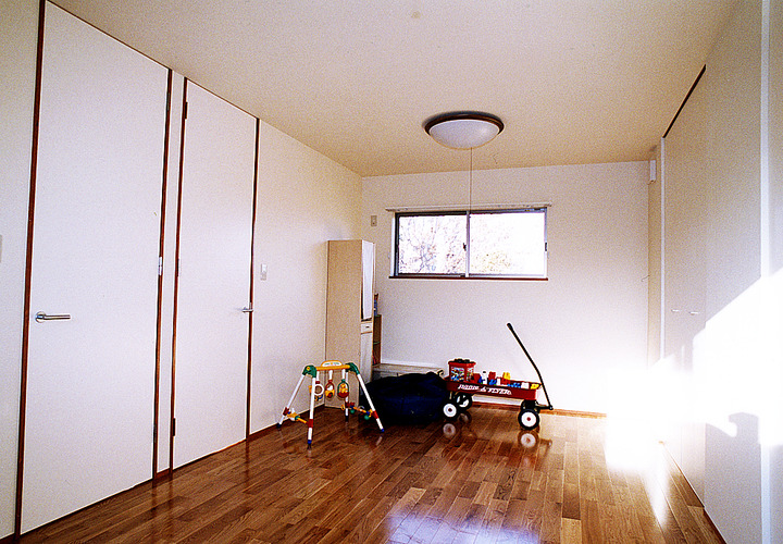 左右対称に分けることが可能な、ほんわか気分になるシンプルな子供部屋