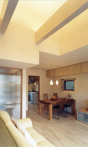 梁にアッパーライトを取り付け意匠的な意味を持たせた、吹き抜けのあるリビング・ダイニング