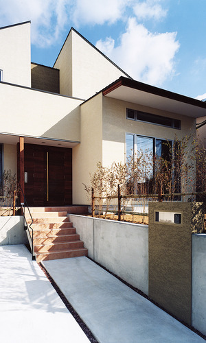 外壁を兼ねた、半階分上がったところに作られた広々とした庭