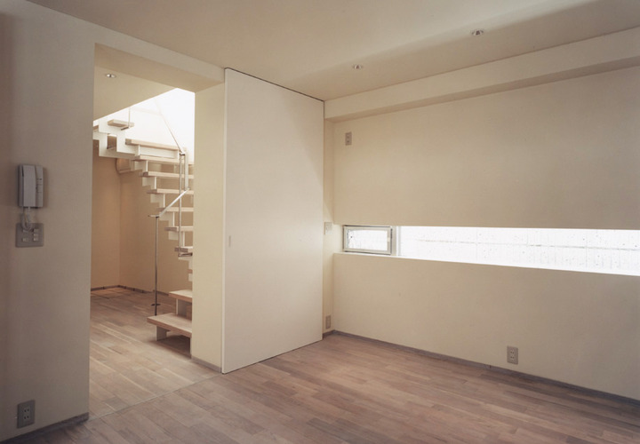 腰高位置に細長く配置されたFIX窓と小窓が、大人の余裕を感じるマルチルーム