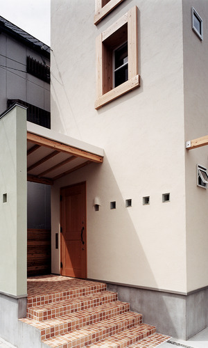 デザインされた太めの窓枠が個性を醸し出している外観