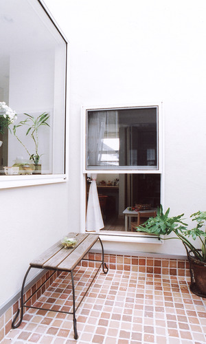 大きめな縦引き窓から、中庭に出て遊べる子供部屋