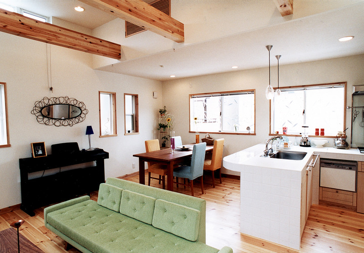 高さを揃えたたくさんの窓から入る光が、部屋の白さをアップさせるＬＤＫ