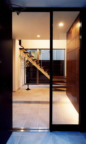 玄関ドア壁の一部を防犯ガラス貼りにした、大人の空気が漂う美しい玄関ホール