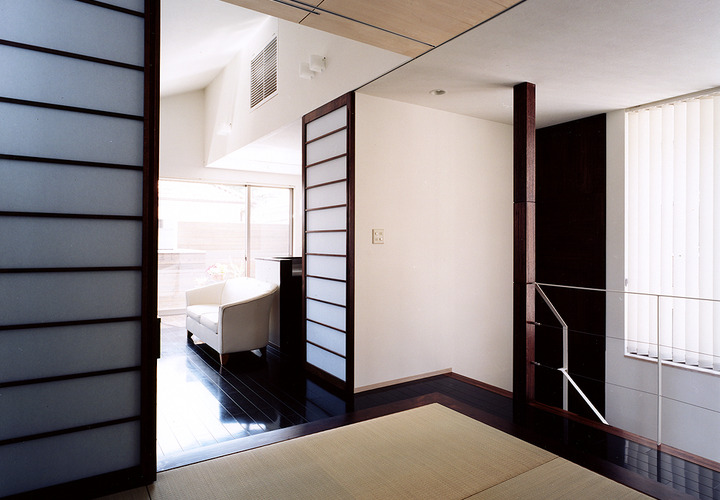 フレキシブルに開閉できる、段差のある和室