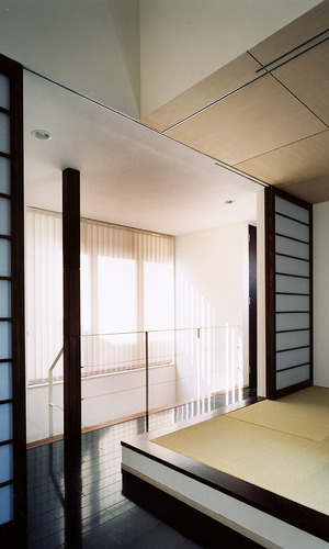 臨機応変に区切ることができる、段差のある居心地のよい和室